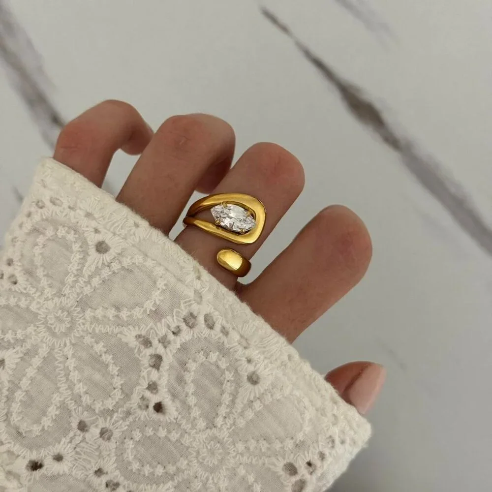 SKU0068 Retro Gold White Diamond Gemstone Women Ring Stainless‎ steel + gift bag